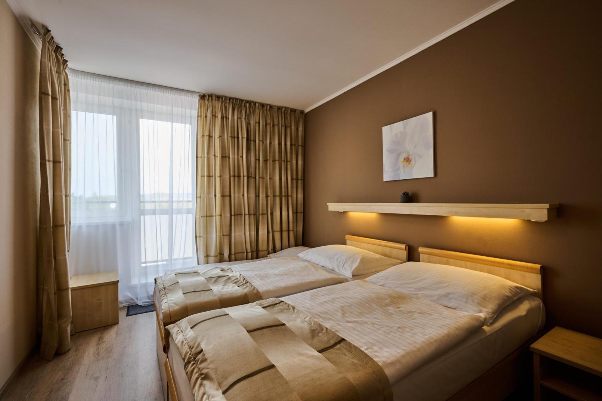 Hotel Akademie Chocerady Bagian luar foto