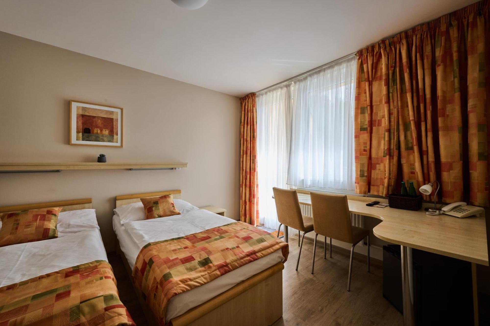 Hotel Akademie Chocerady Bagian luar foto