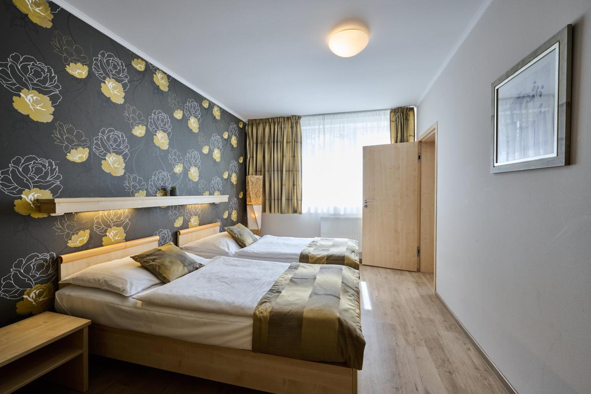 Hotel Akademie Chocerady Bagian luar foto