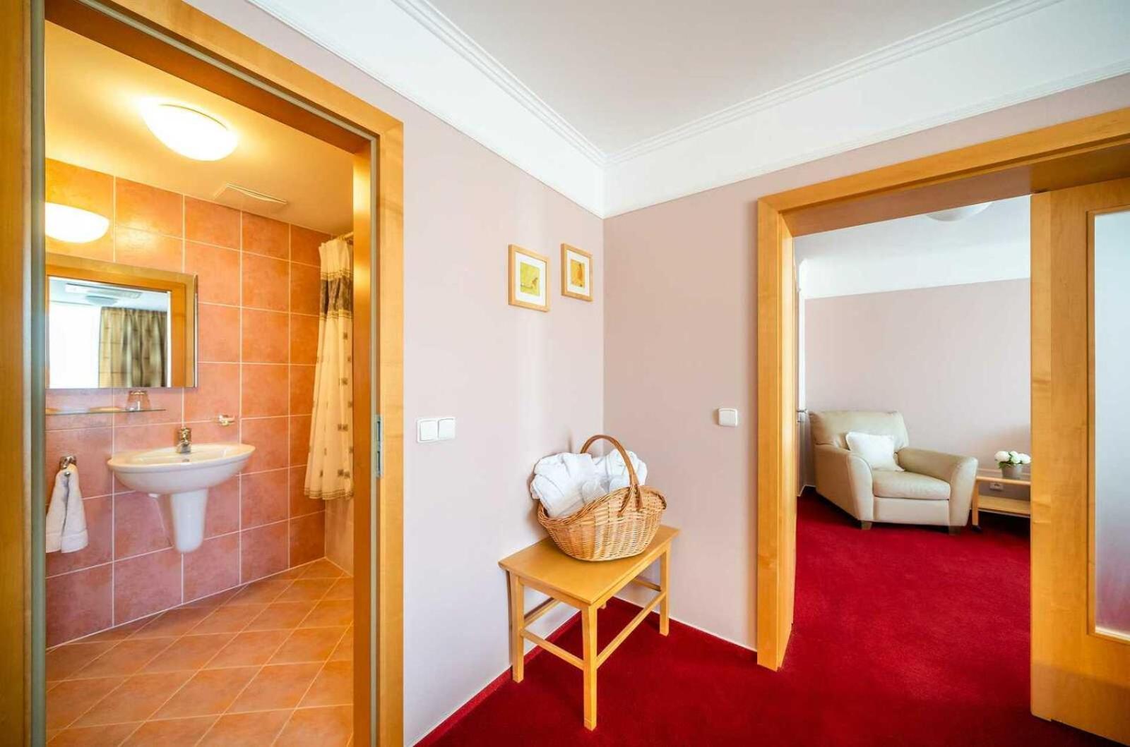 Hotel Akademie Chocerady Bagian luar foto
