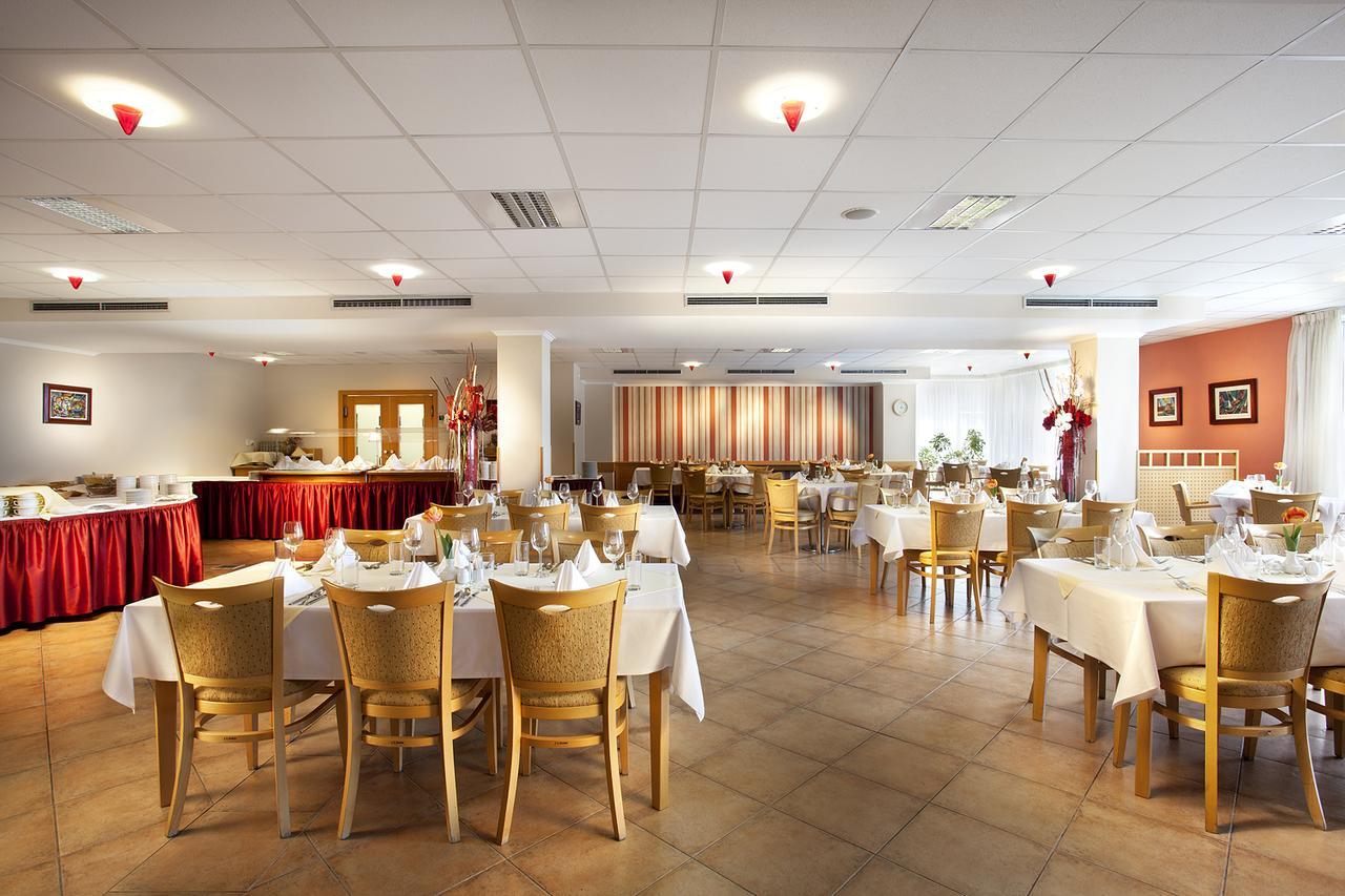 Hotel Akademie Chocerady Bagian luar foto
