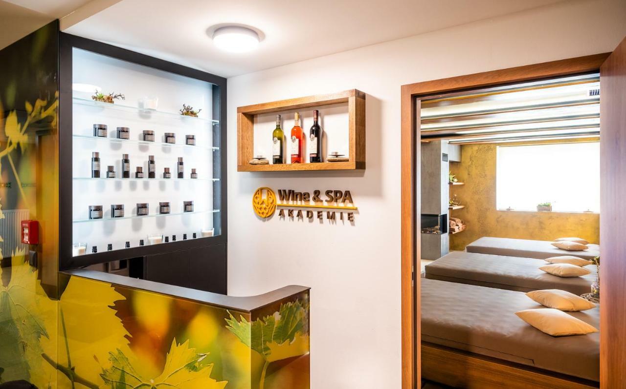 Hotel Akademie Chocerady Bagian luar foto